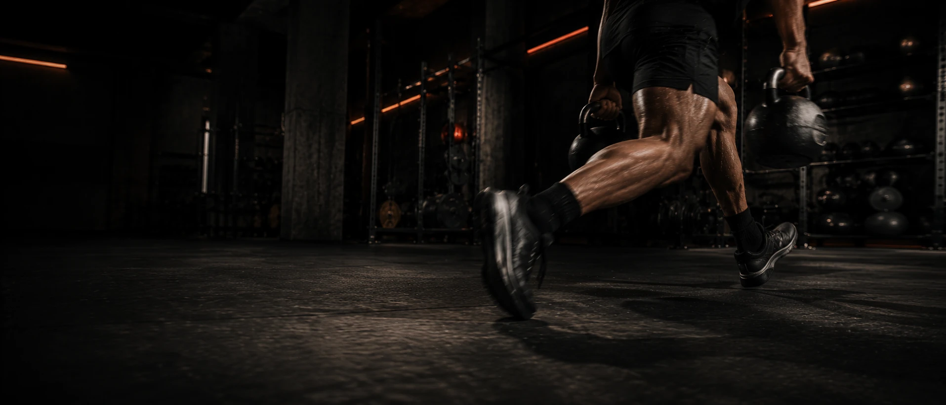 Atleta in corsa con kettlebell, dettaglio gambe in movimento